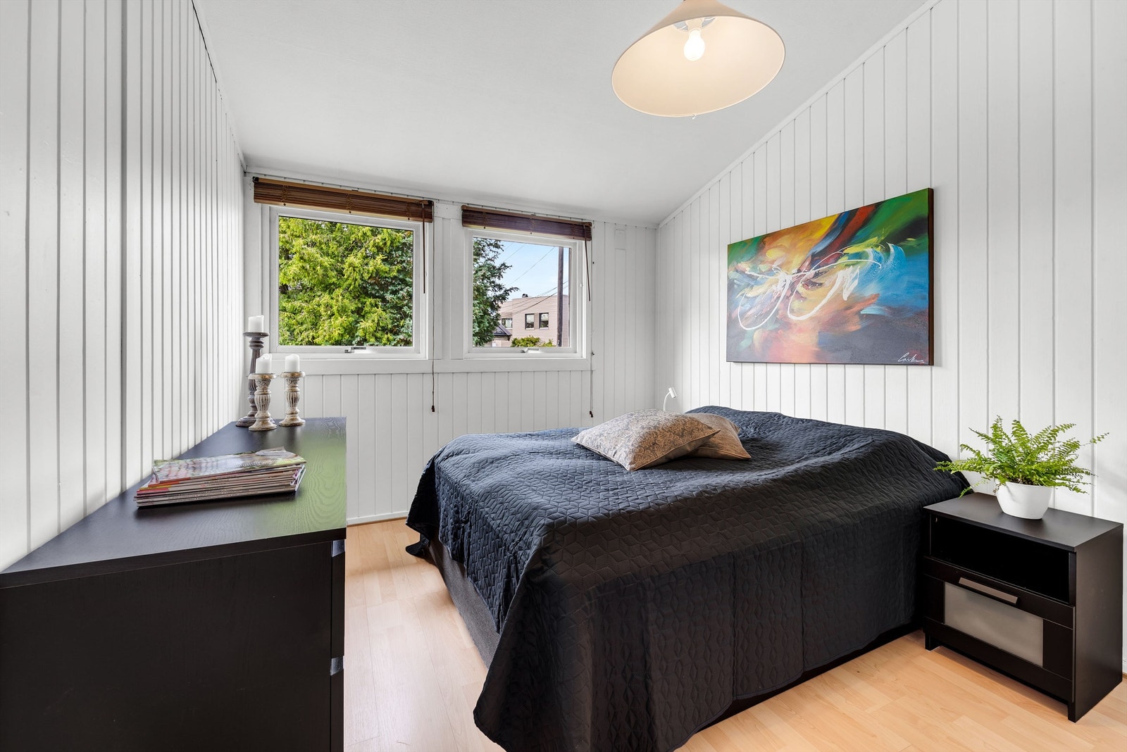 Alle soverommene er det laminatgulv og innebygget garderobeskap med glatte fronter. Galleribilde