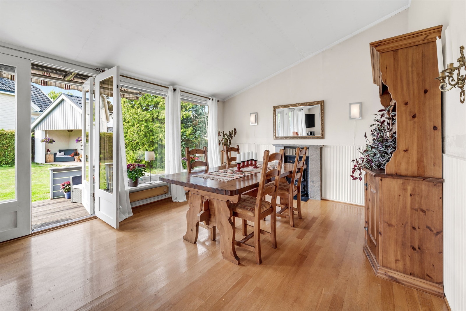 Store vinduer sørger for mye naturlig lys. Galleribilde