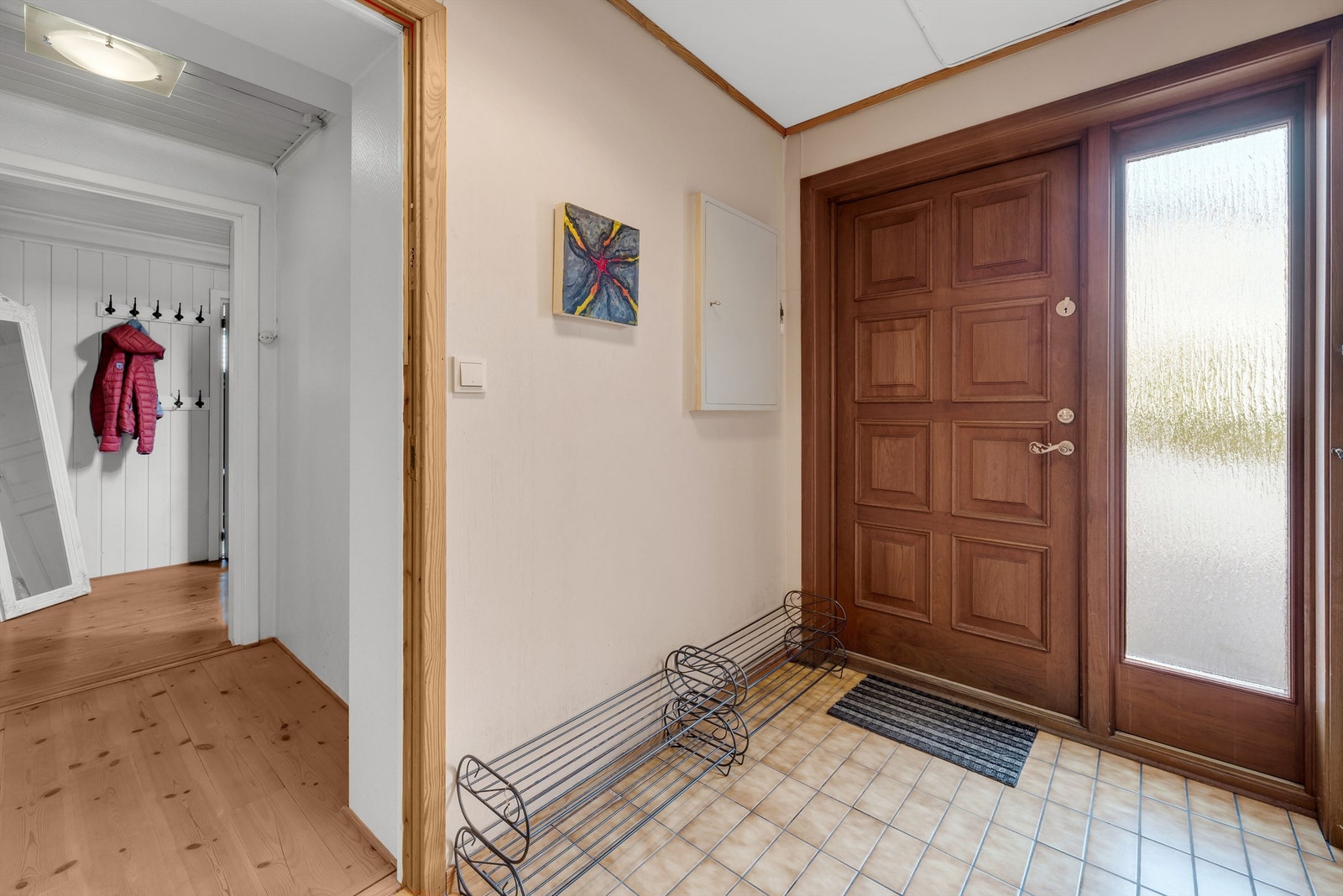 Felles flislagt inngangsparti og deretter videre adkomst til hoveddel og tilleggsdel. Galleribilde