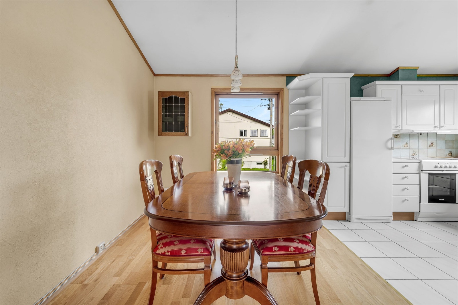 Kjøkkenet ligger i åpen løsning til spisestuen og har skråtak med ekstra høyde. Galleribilde