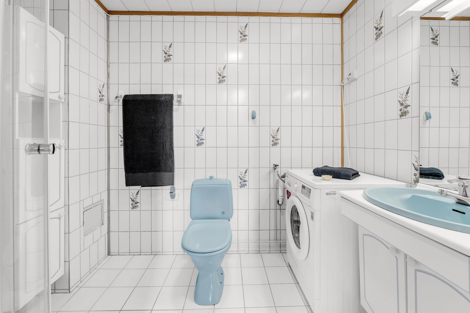 Tilleggsdelen har to bad i underetasjen med varmekabler. Galleribilde