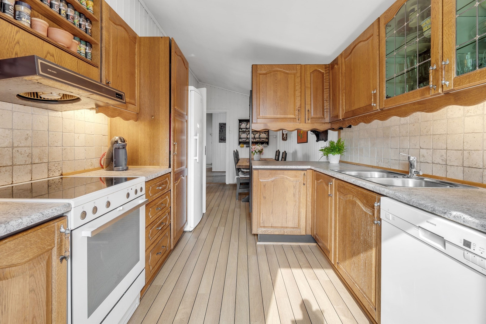 Kjøkkenet ligger adskilt fra stuen og er inndelt i to soner; spiseplass og arbeidssone. Galleribilde