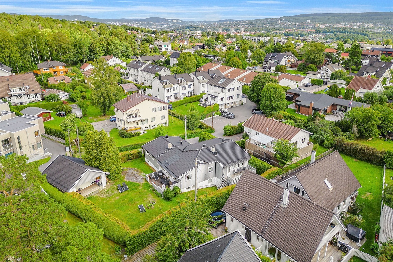 Eiendommen ligger i et meget attraktivt og veletablert villastrøk på Bekkelagshøgda. Galleribilde