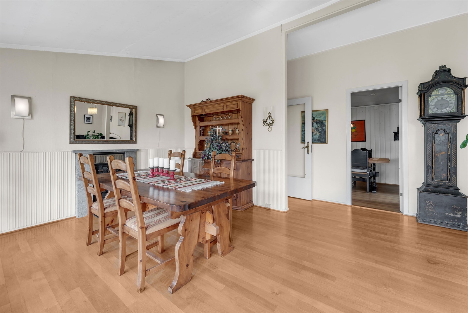 Stuen har trestavs parkett, lyse overflater og god plass til både spisestuemøblement og sofagruppe. Galleribilde