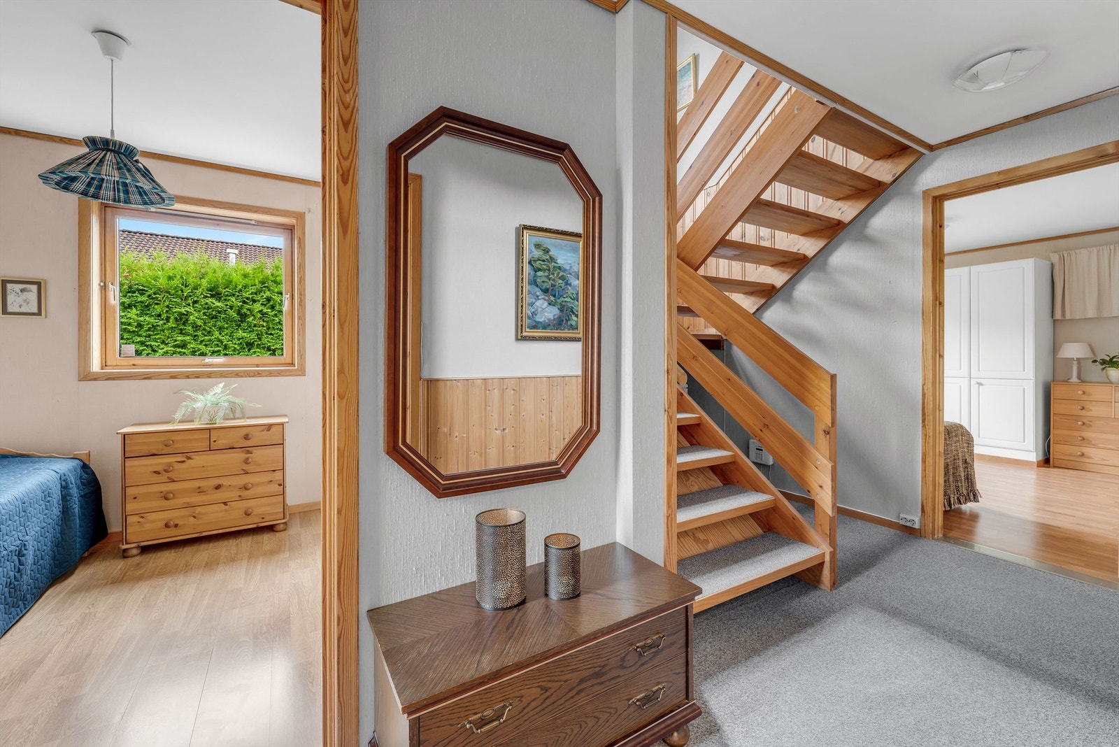 Tilbygget (sekundærdel) består av gang, 2 bad, 2 soverom, kjøkken og stue. Galleribilde