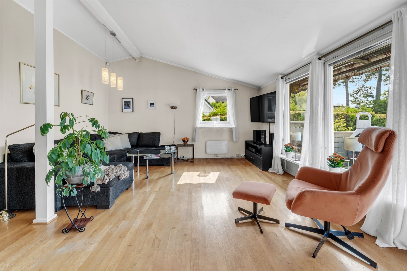 Store vinduer gir gode lysforhold og det er utgang til terrasse med adkomst til hagen. Galleribilde