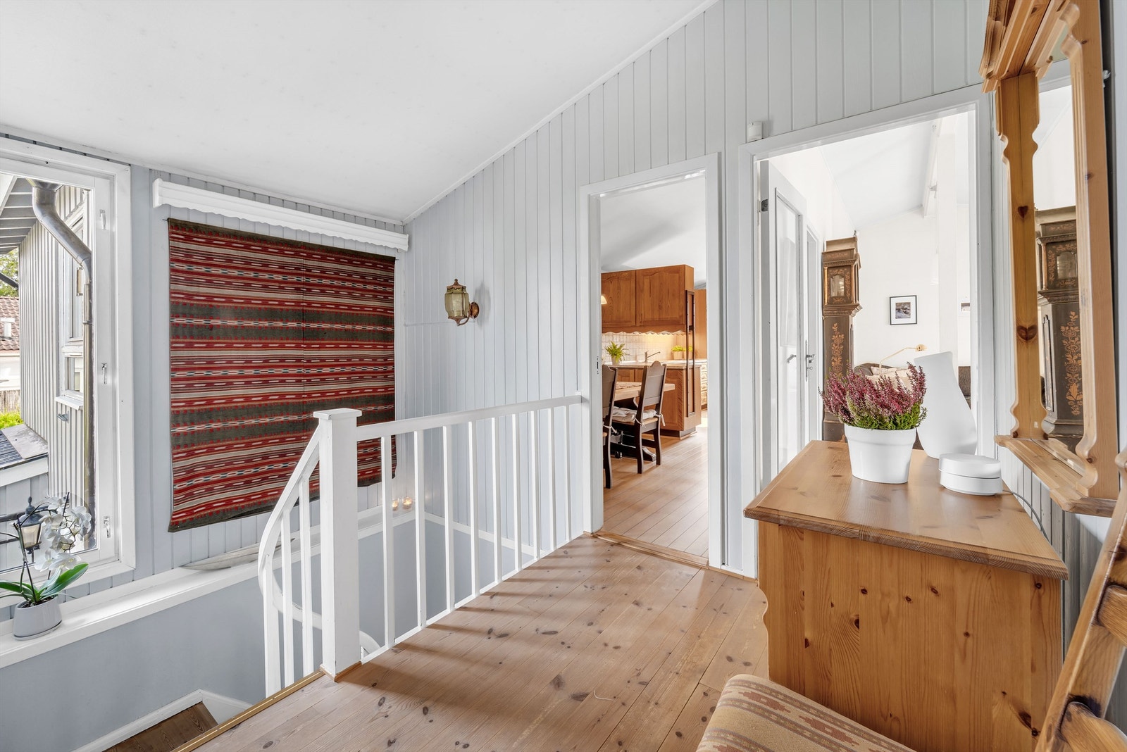 Videre adkomst til etasjens 1. etasje som inneholder bad, wc, gang, stue, kjøkken og 3 soverom. Galleribilde