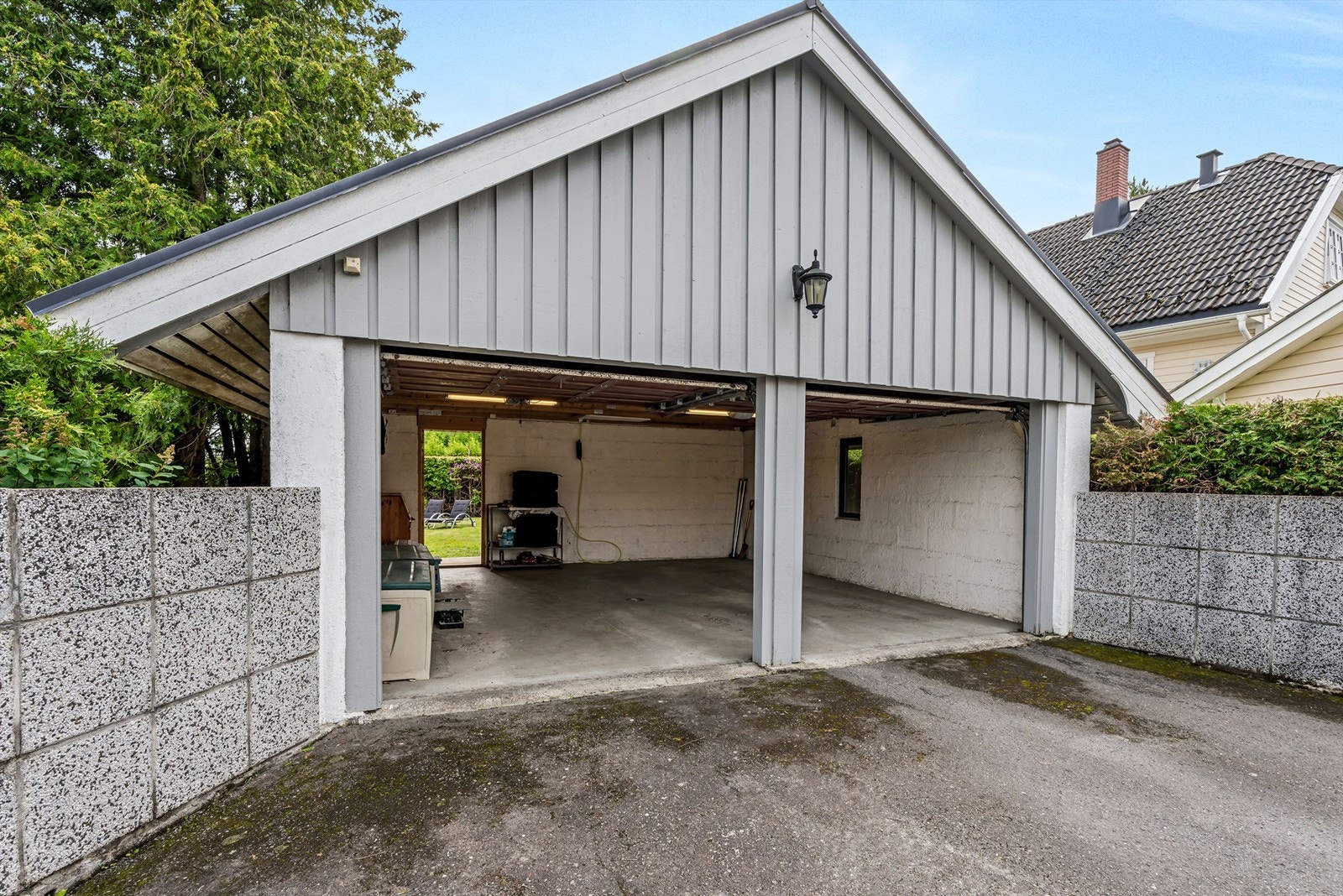 Det er plass til å parkere fire biler på gårdsplassen. I tillegg er det dobbelgarasje med elektrisk leddport og loft, samt en mindre enkelgarasje. Galleribilde