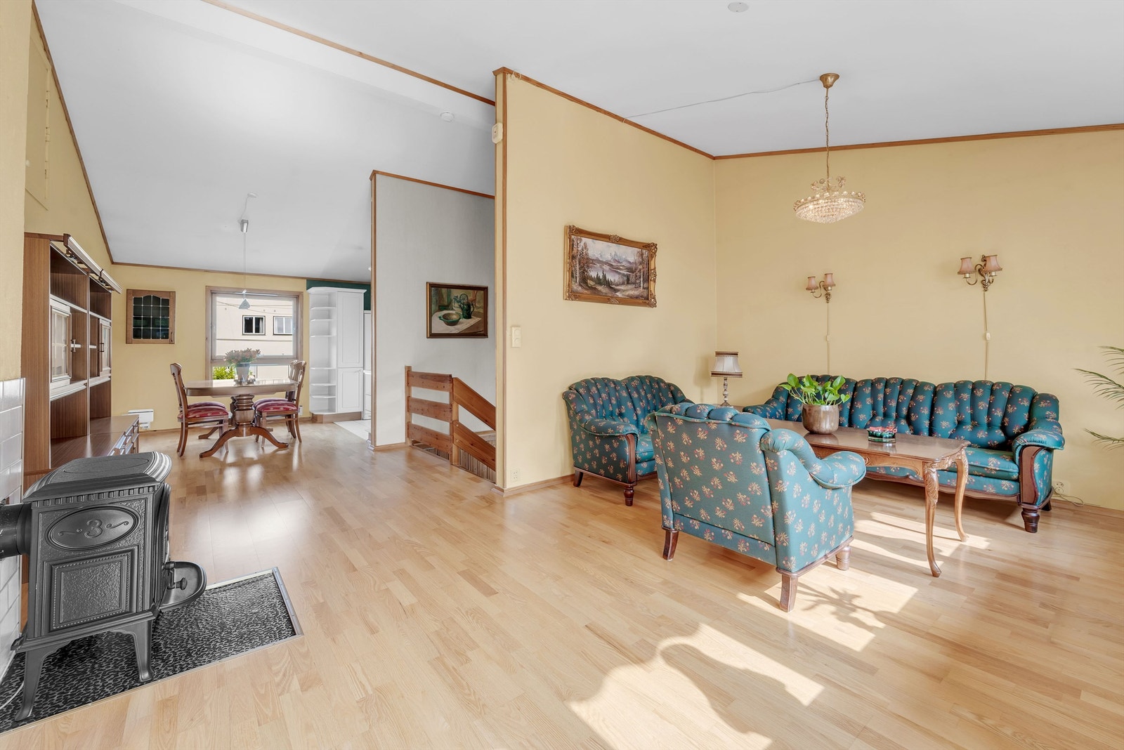 Stuen har skråtak med høyde fra ca. 2,33 til 3,52 meter, noe som gir en ekstra romslig opplevelse av arealet. Galleribilde