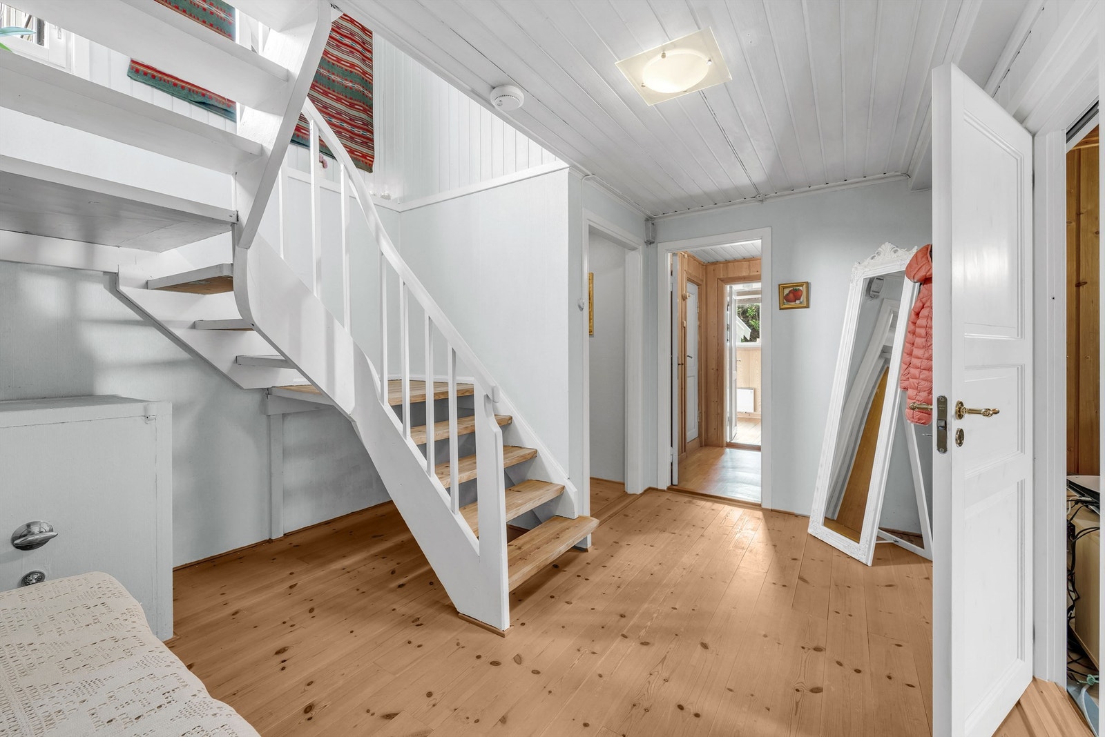 Fra felles entré er det adkomst til hoveddelens underetasje. Etasjen inneholder entré, dusjrom, vaskerom, wc , gang, peisestue, innredet rom og kontor. Galleribilde