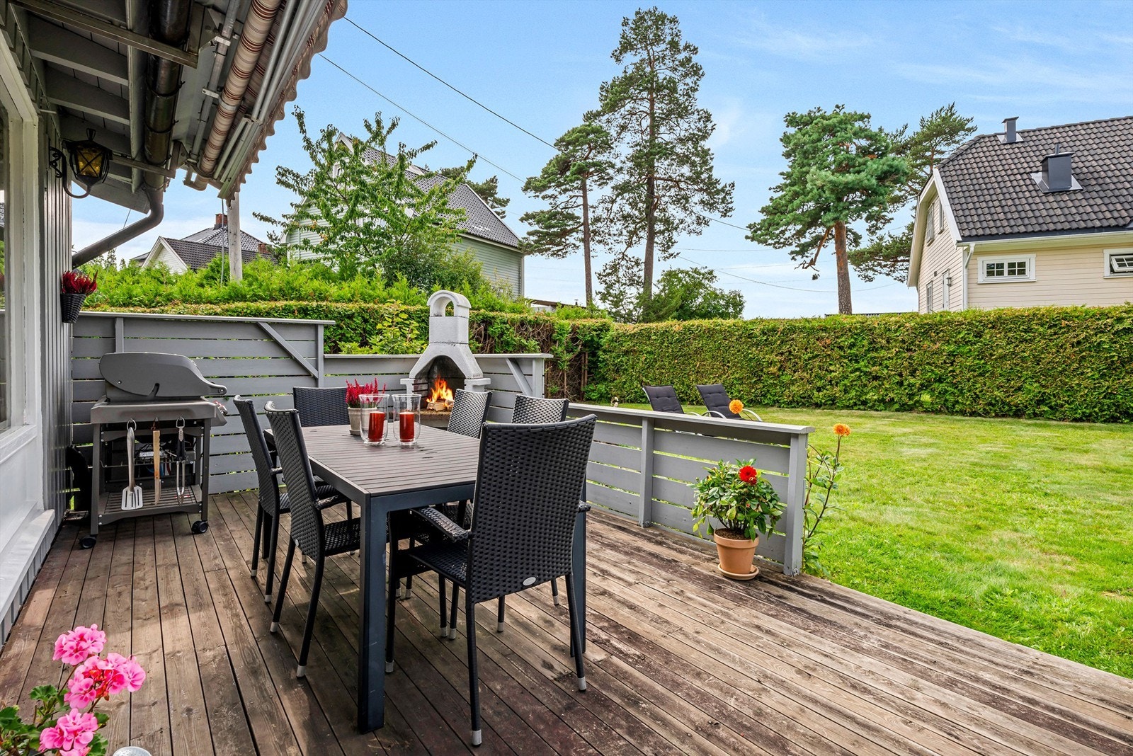 Hoveddelen har en vestvendt terrasse på ca. 20 kvm med utepeis og markise. Galleribilde