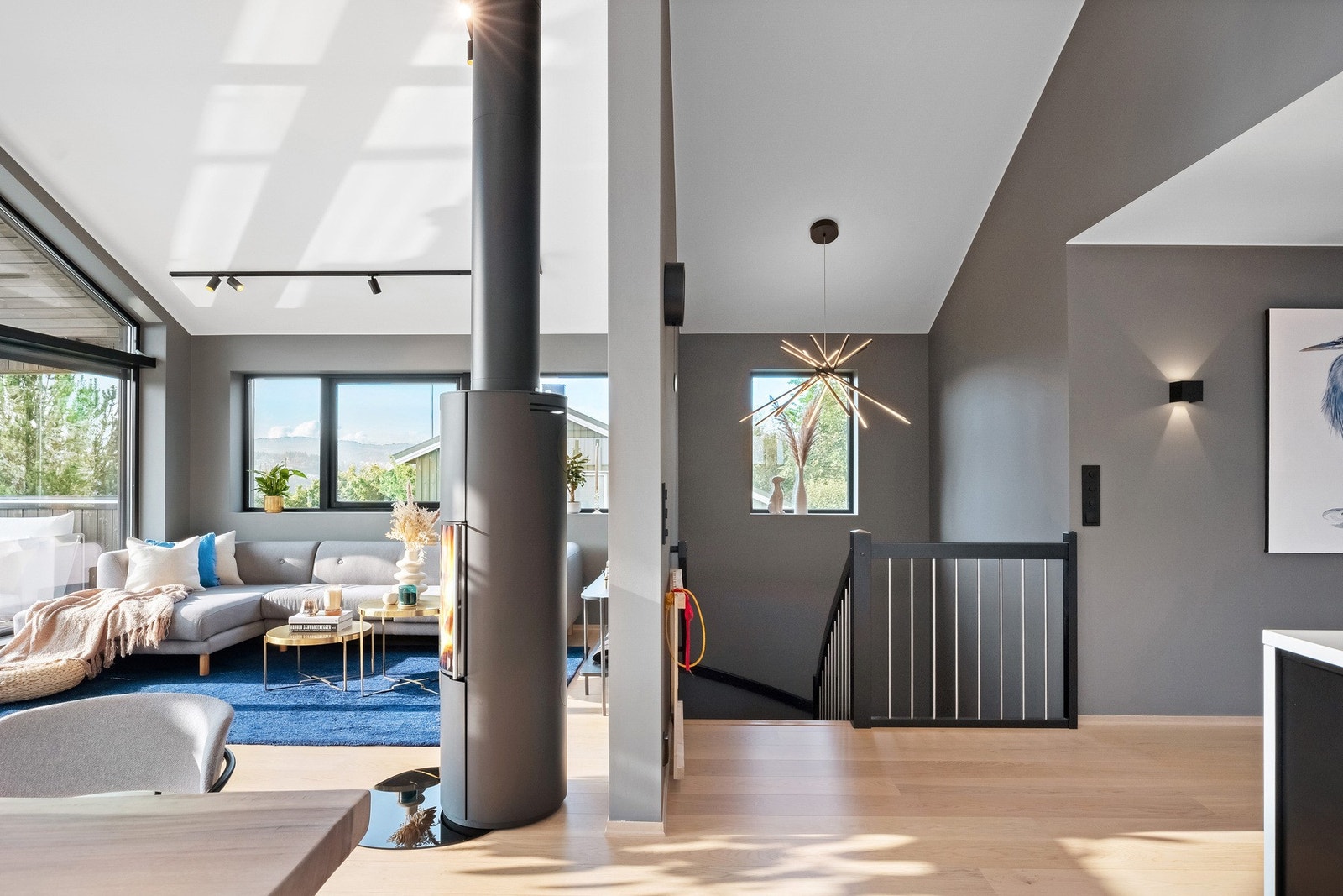 Belysningen er levert fra NorDesign med blant annet Glow spots, Origo opp/ned lys, Cluster lampe i trappeløp m.m Galleribilde