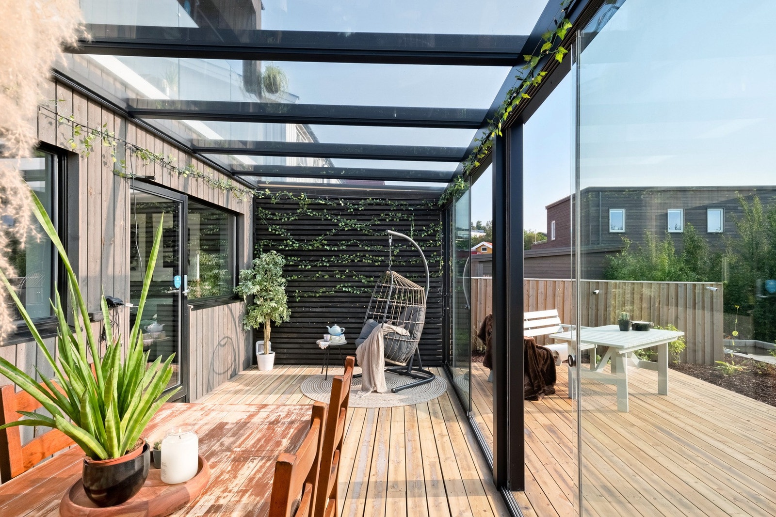 Nydelig pergola av høy kvalitet utvendig. Denne har høy bruksverdi når trøndersommeren kommer. Galleribilde
