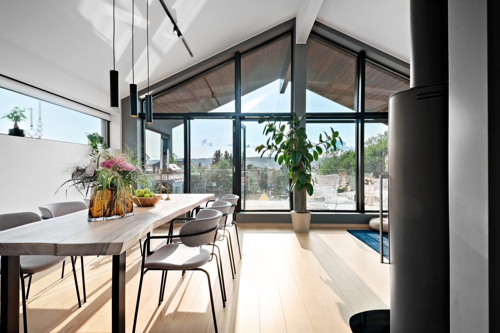 Huset er utstyrt med balansert ventilasjon med varmegjenvinning. Øvrig oppvarming består av vedfyring og elektrisk oppvarming. Galleribilde