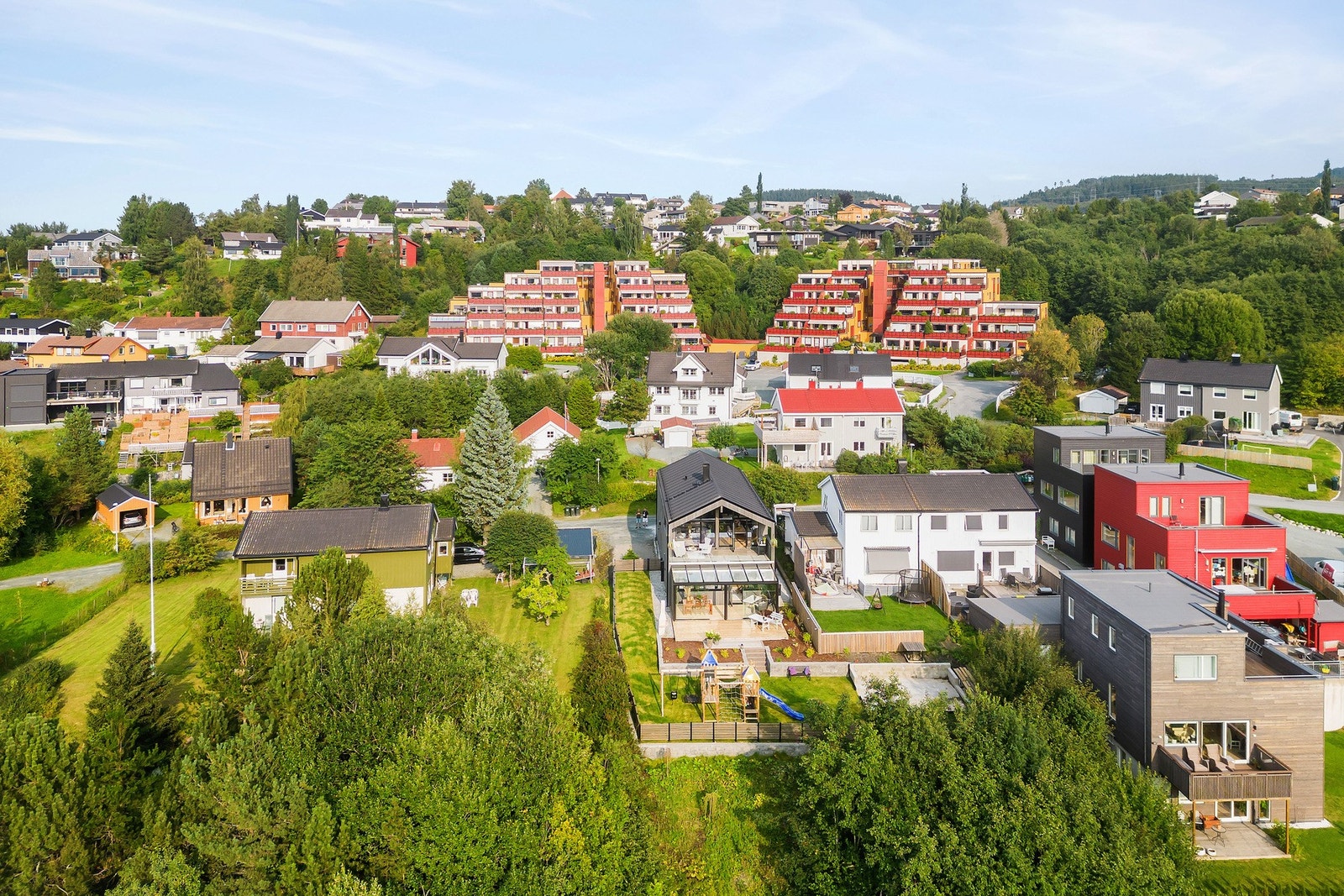Eiendommen har en tomt på ca 1,1 mål som er svært pent opparbeidet med støttemurer og gjerde rundt. Skogen nedenfor tilhører også denne eiendommen. Galleribilde
