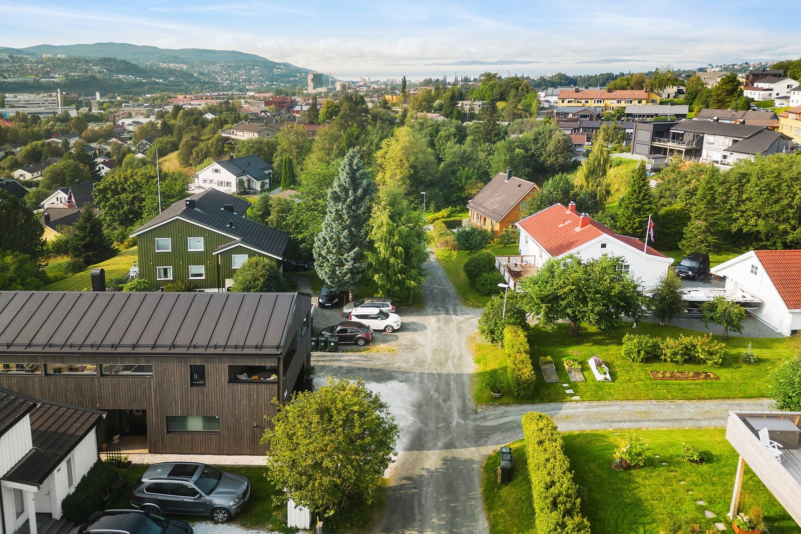Krokstien er en rolig gate uten gjennomgangstrafikk. Herifra er det kort vei til både St.Olavs, NTNU, Sintef og ikke minst sentrum. Galleribilde