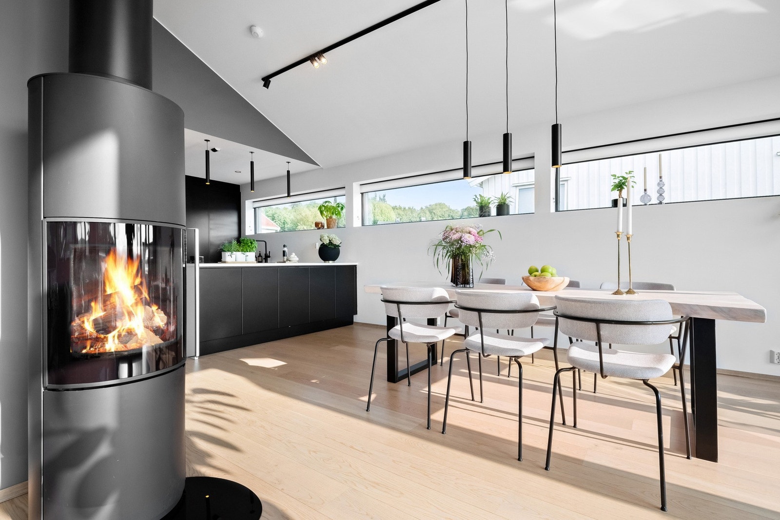 Velkommen inn i dette nydelige hjemmet. 2.etasje består av kjøkken, spisestue, tv-stue, hovedsoverom, walk-in closet, baderom og to verandaer. Galleribilde