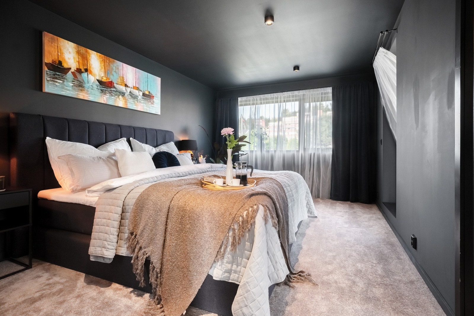Hovedsoverommet ligger i en egen del av huset og er på 16 kvm med tilhørende walk-in closet, egen veranda samt eget privat baderom. Galleribilde