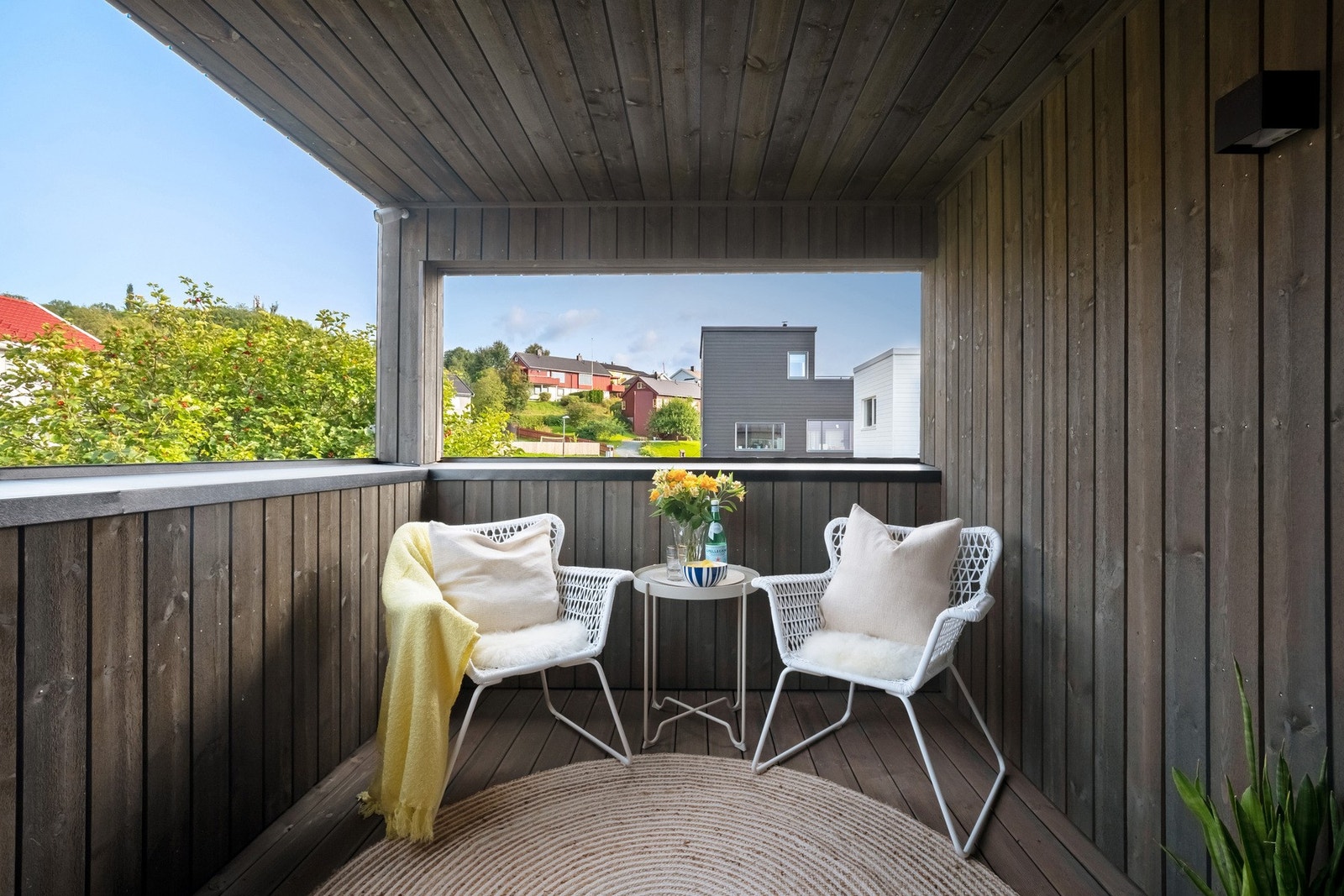 Skjermet veranda med morgensol sommerstid ligger også med utgang fra hovedsoverommet. En flott plass å trekke seg tilbake. Galleribilde