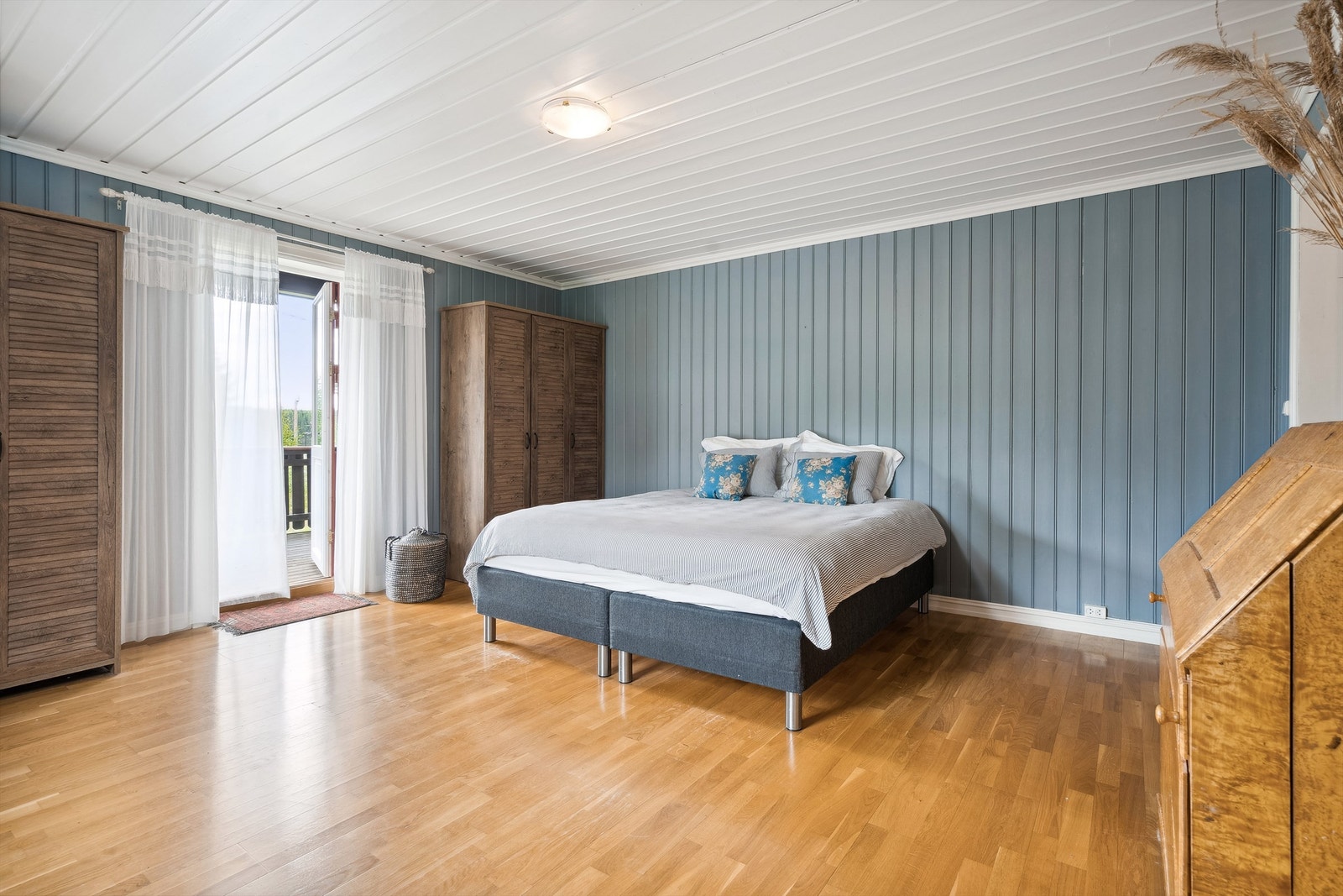 Soverom i 1. etasje har utgang til terrasse med morgensol og utsyn mot sjøen Galleribilde