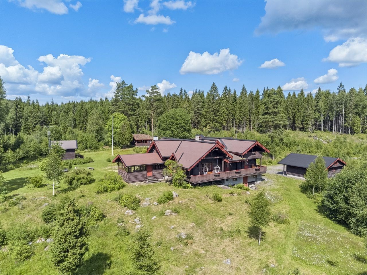 Stor enebolig med god planløsning Galleribilde