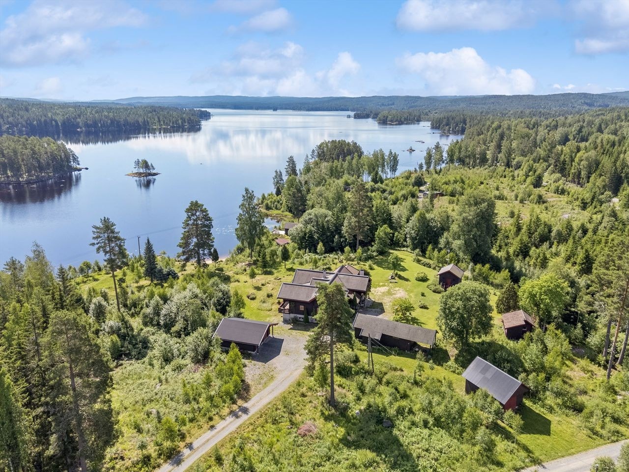 Meget spennende og særegen eiendom med flere uthusbygninger Galleribilde