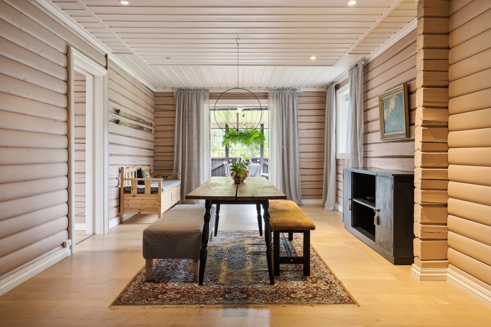 Lun og koselig spisestue med utgang til stor overbygget terrasse Galleribilde