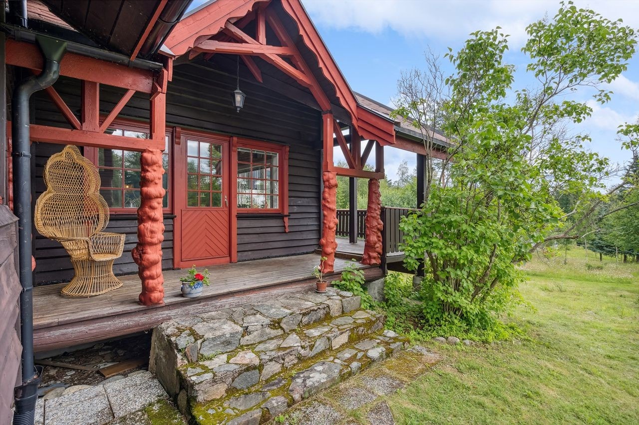 Overbygget og lun terrasse utenfor peisestuen Galleribilde