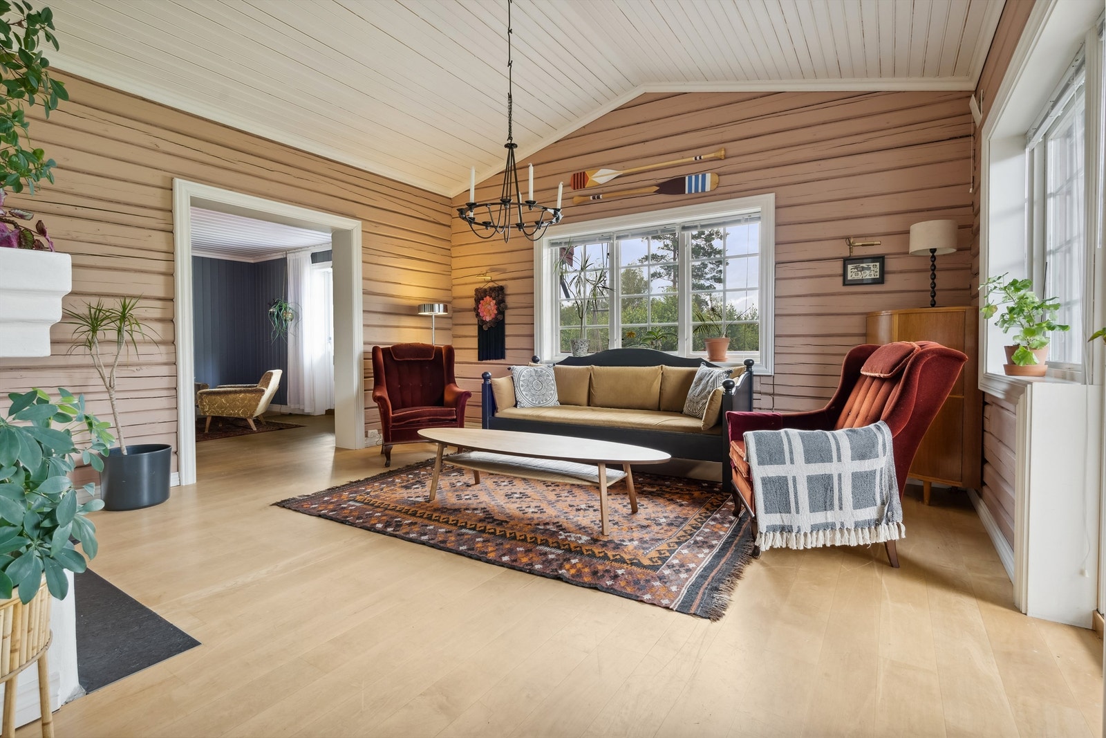 Koselig peisestue med god takhøyde og utgang til terrasse Galleribilde