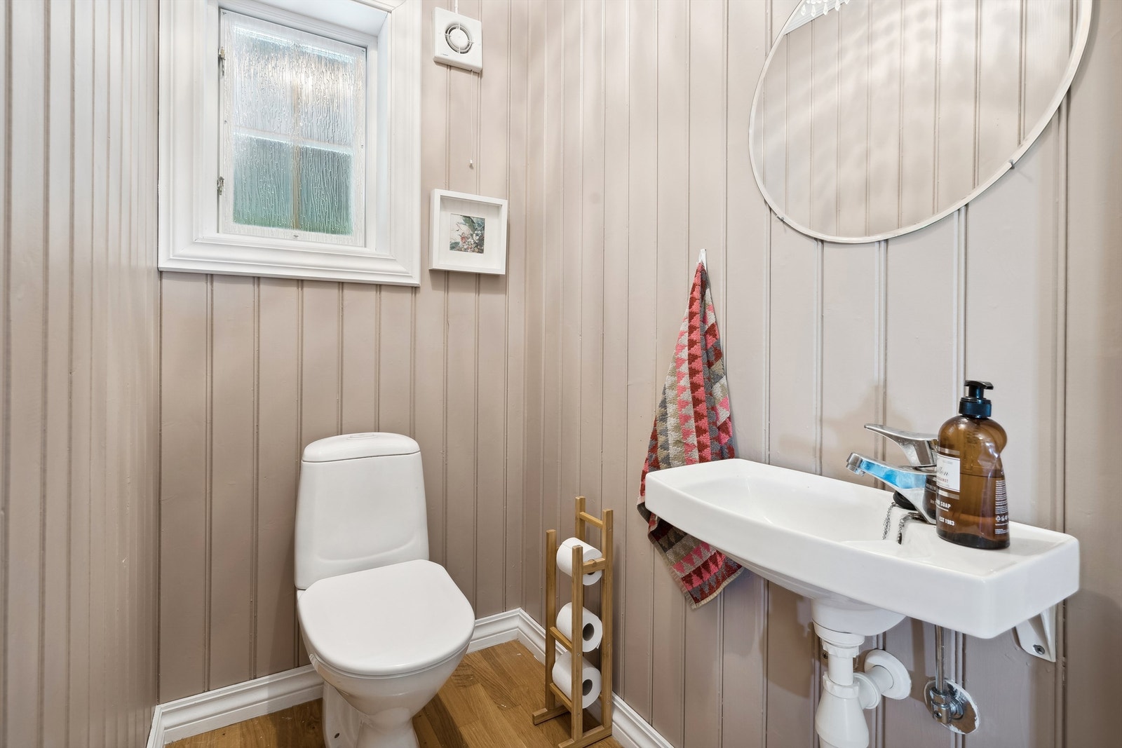 Separat gjestetoalett i 1. etasje med toalett og enkel servant Galleribilde