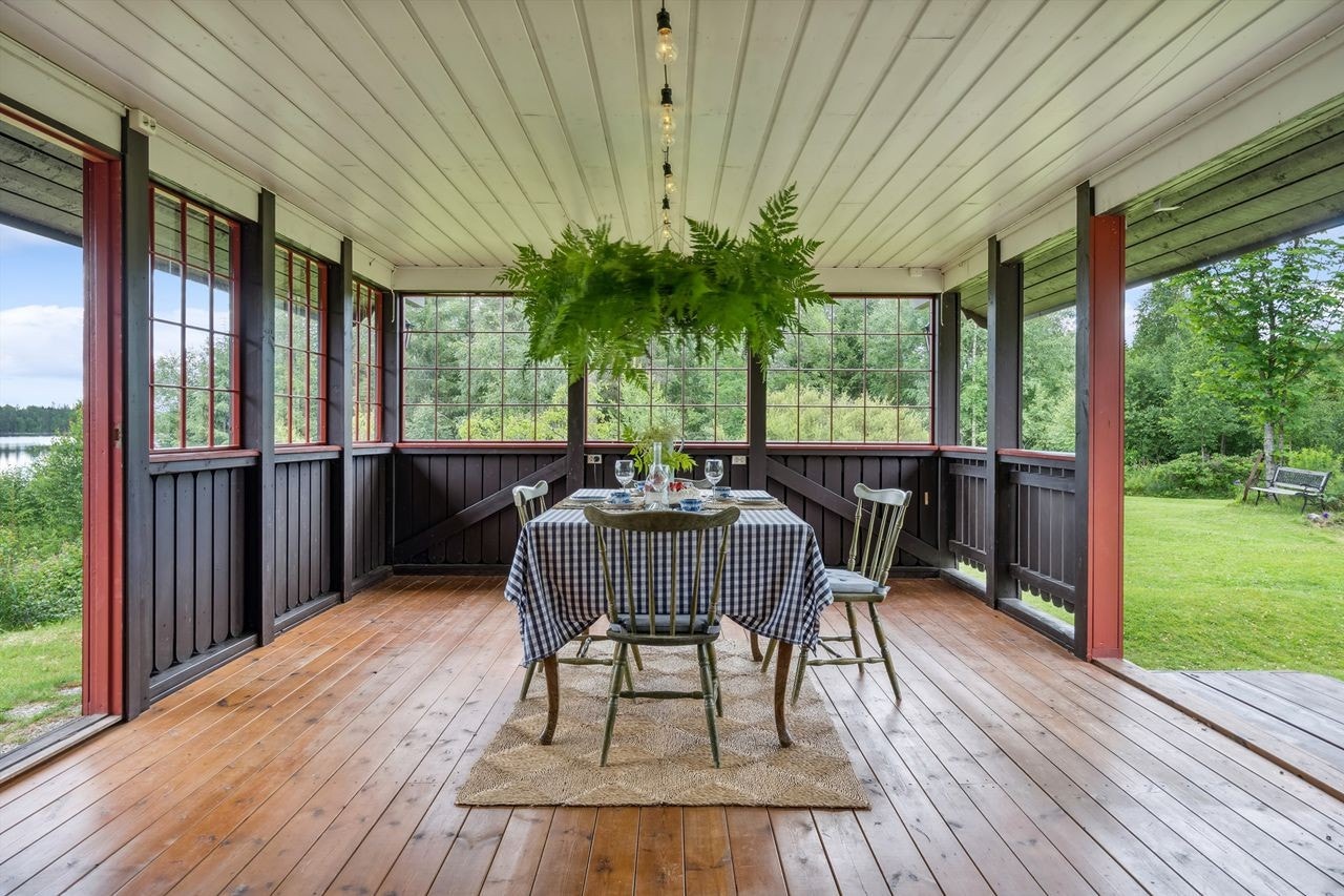 Stor, overbygget og dels innglasset terrasse utenfor spisestuen Galleribilde