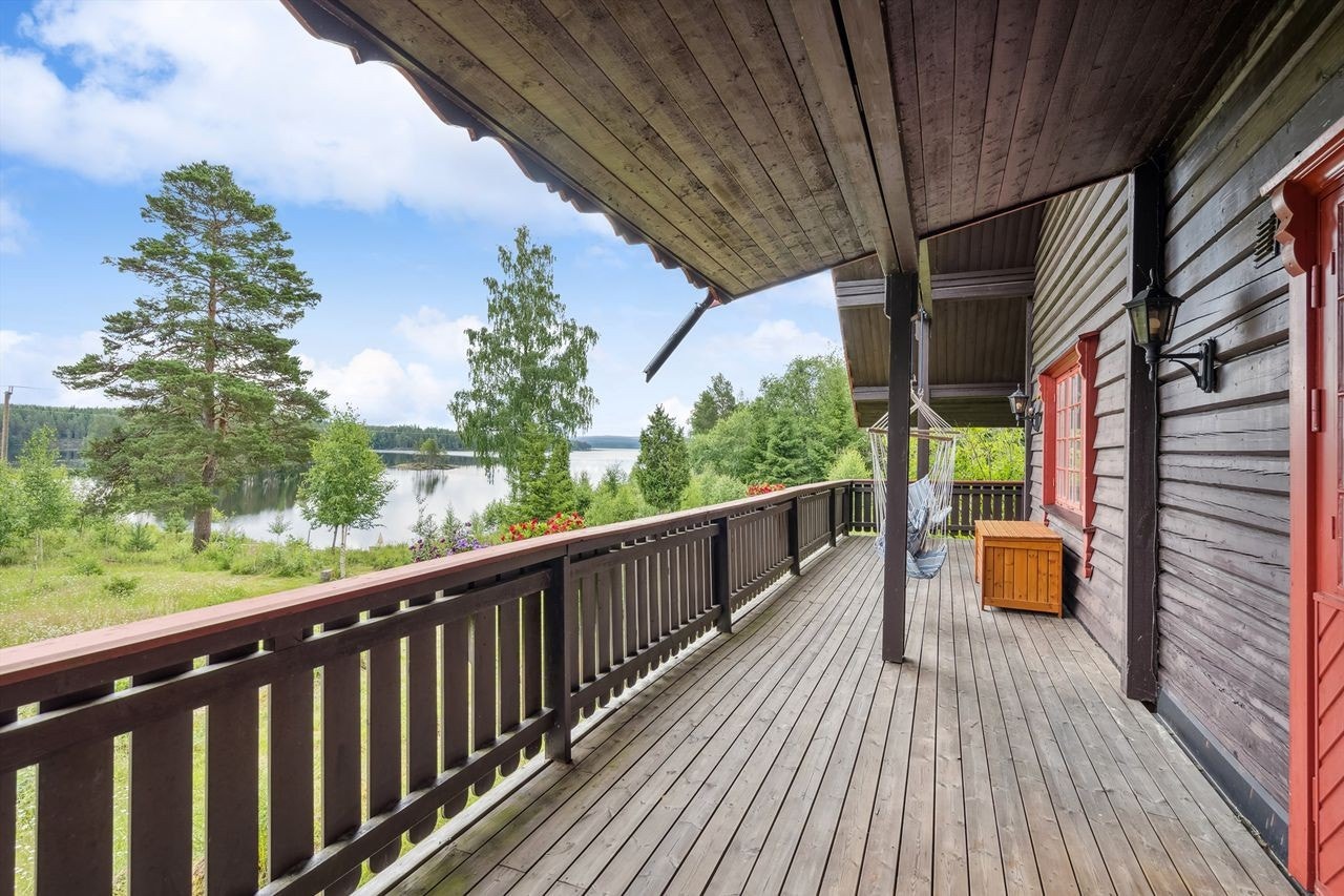 Balkong med flott utsikt mot sjøen Galleribilde