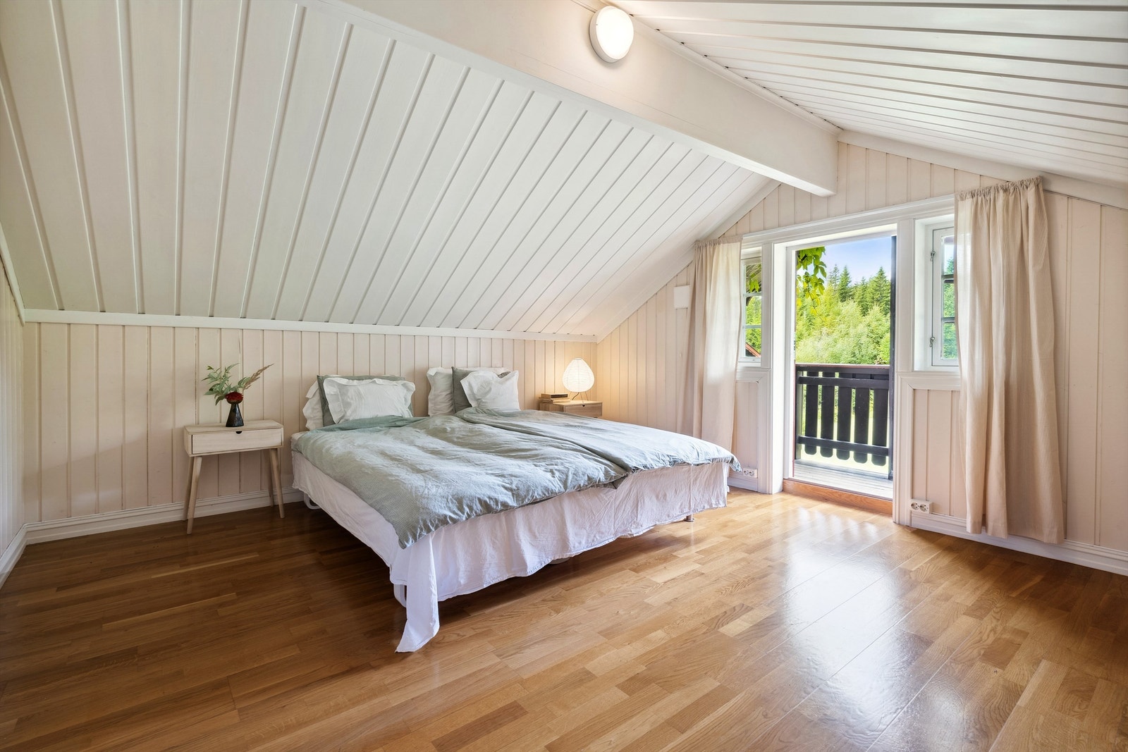 Soverom nr. 2 i 2. etasje har også utgang til balkong Galleribilde