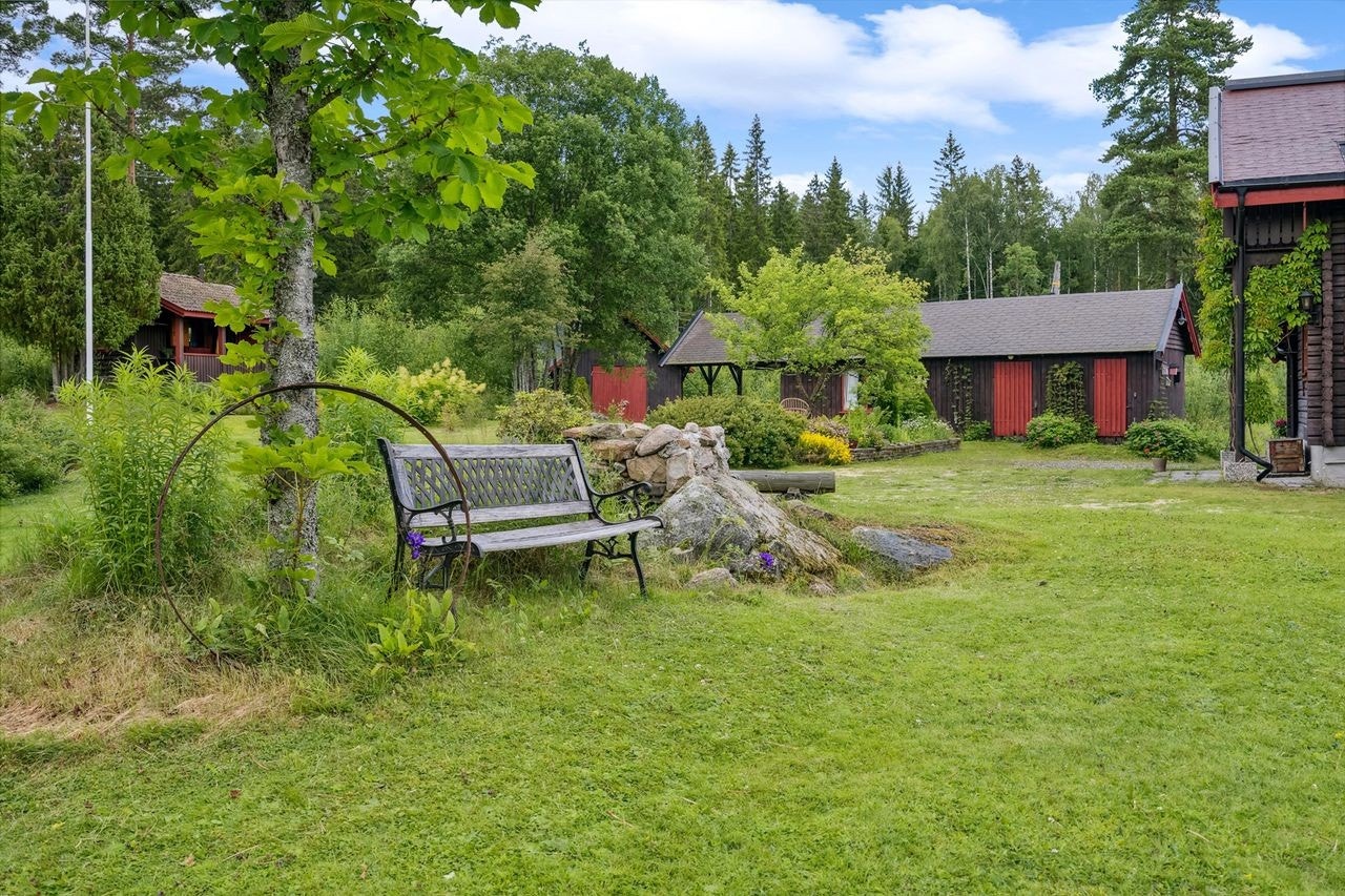 Det er mulighet til flere fine uteplasser i hagen Galleribilde