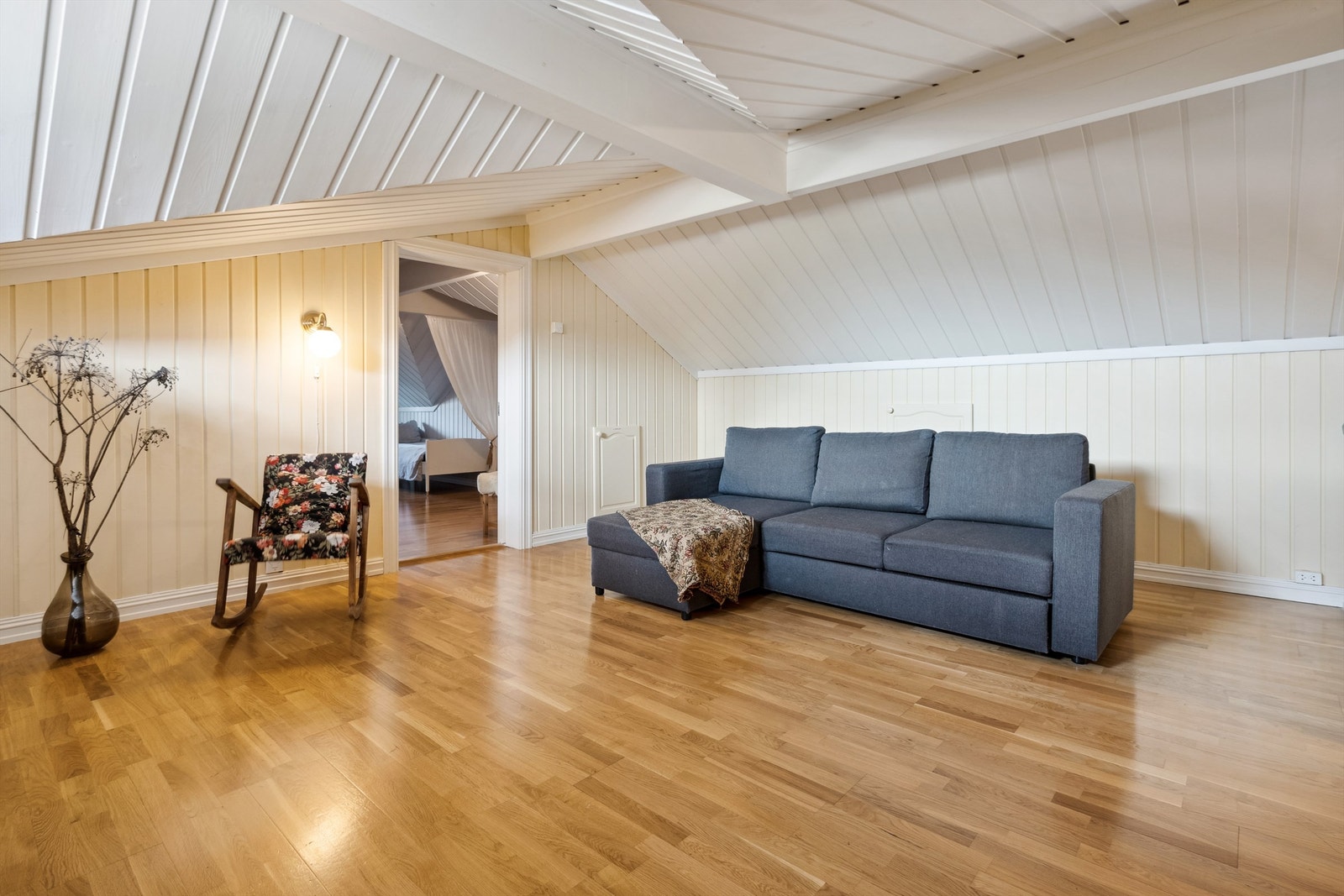 Romslig stue/allrom i 2. etasje Galleribilde