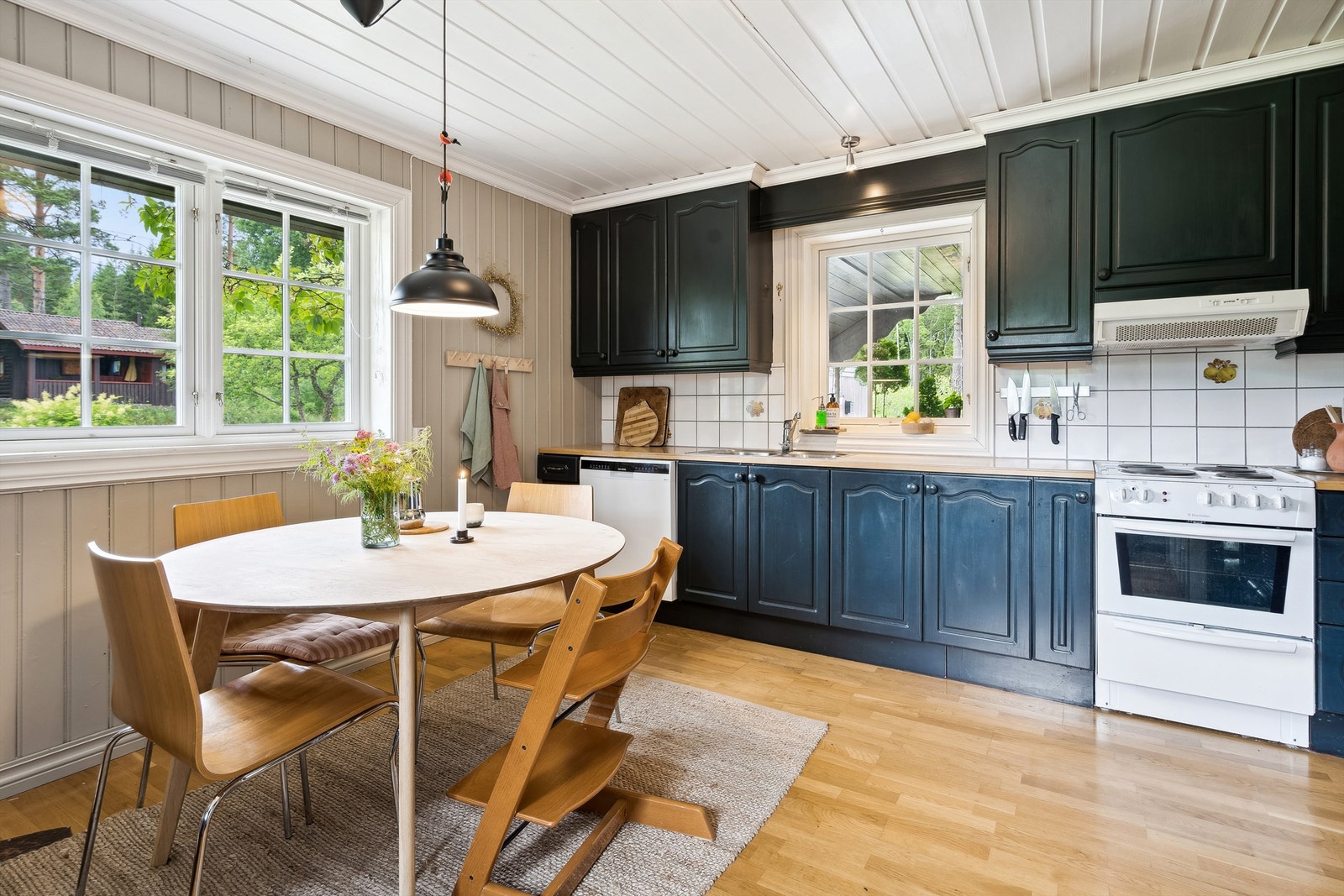 Innredning med plass til frittstående hvitevarer Galleribilde