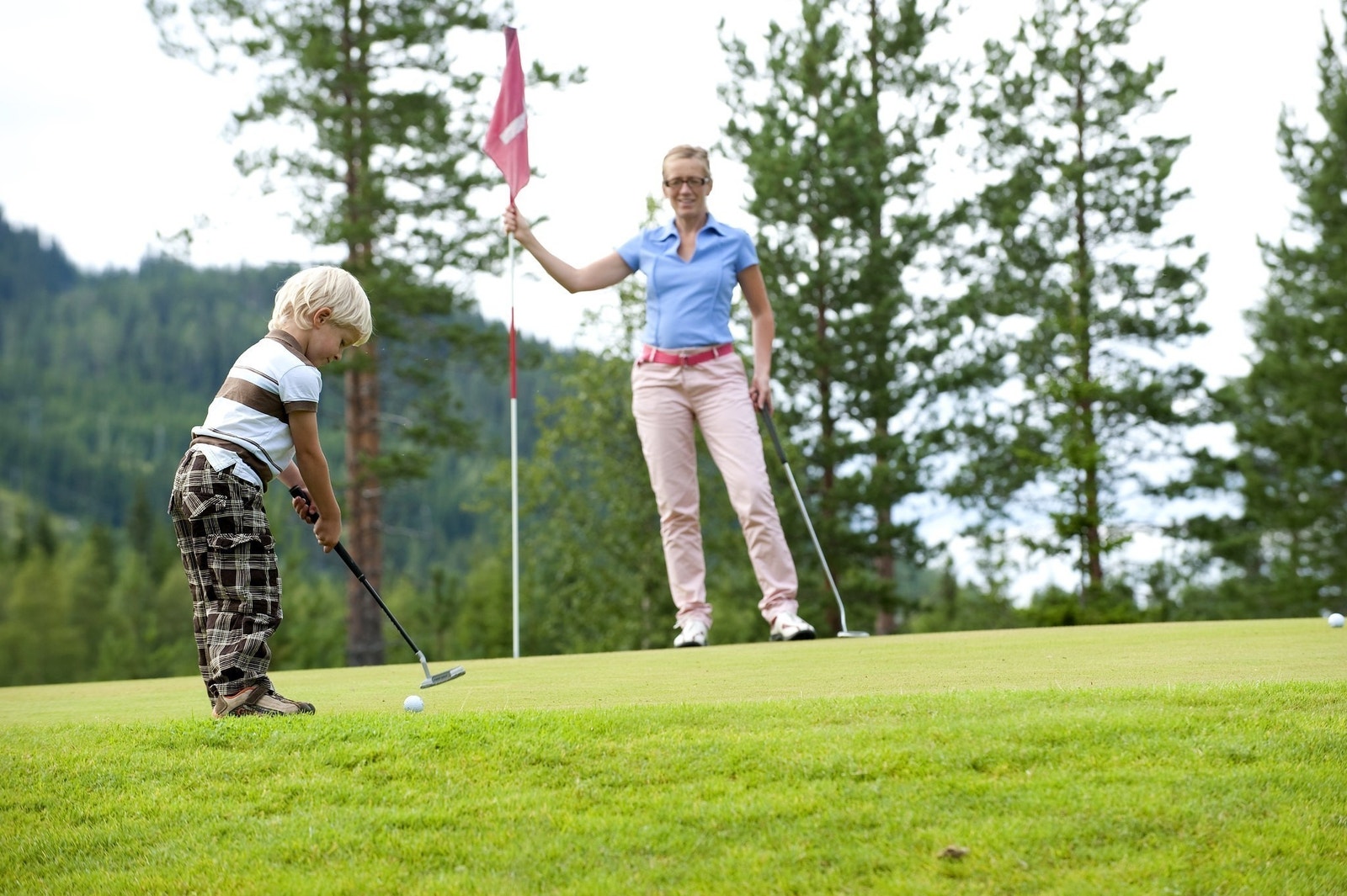 Sorknes Golf med muligheter for alle aldre. 18-hulls golfbane. Galleribilde