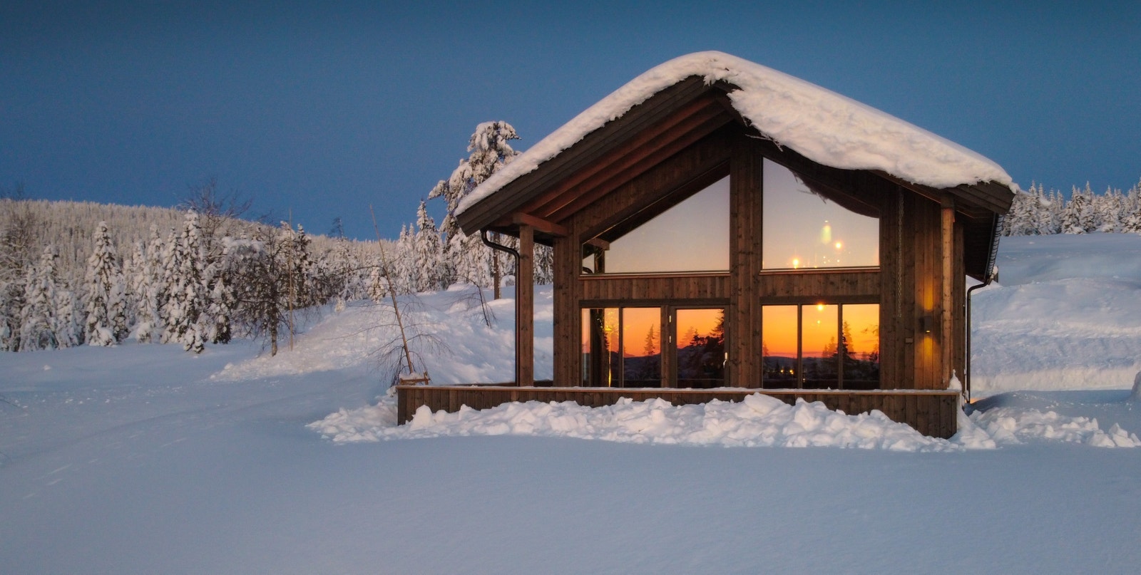 Hytta i vinterdrakt. Galleribilde