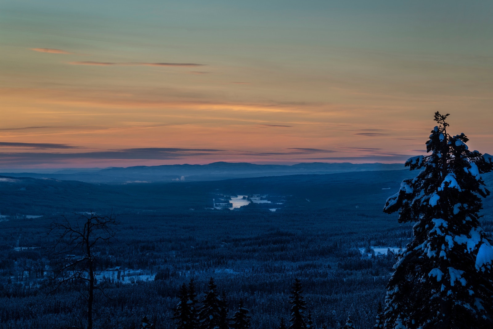 Tilnærmet samme utsikt fra denne aktuelle hytta. Et glimt av Glomma i sør. Galleribilde