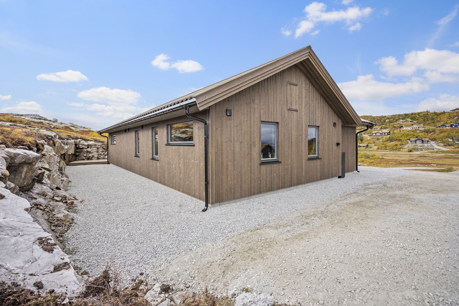 Solveggen i bakkant av hytta ligger le bak fjellveggen. Galleribilde