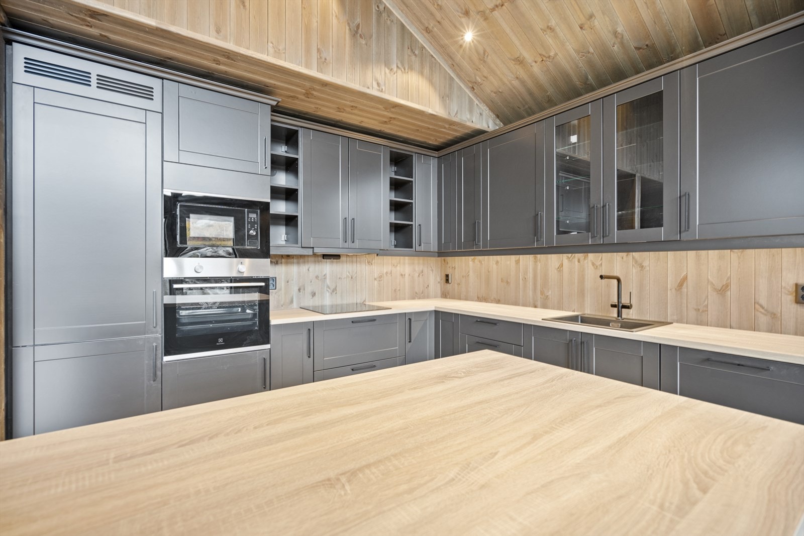 Integrerte hvitevarer som; kjøl/fryseskap, oppvaskmaskin, stekeovn, mikrobølgeovn og induksjonstopp. Galleribilde