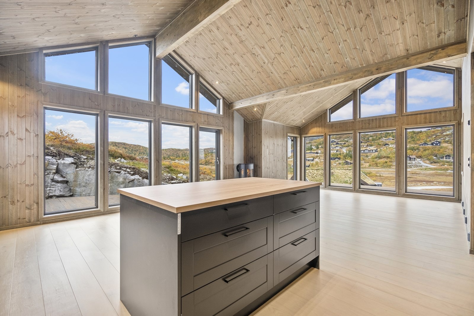 Her får man naturen rett inn i de store vindusflatene. Galleribilde