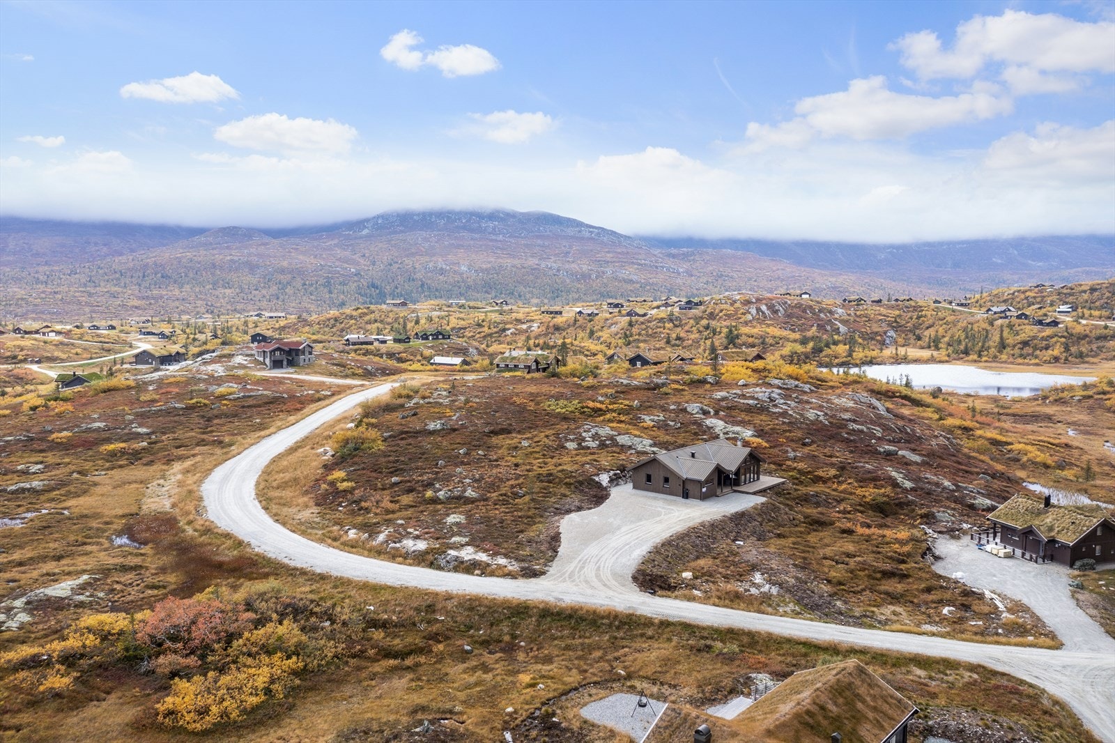 Hytta ligger som en av de øverste rundt en kolle. Galleribilde