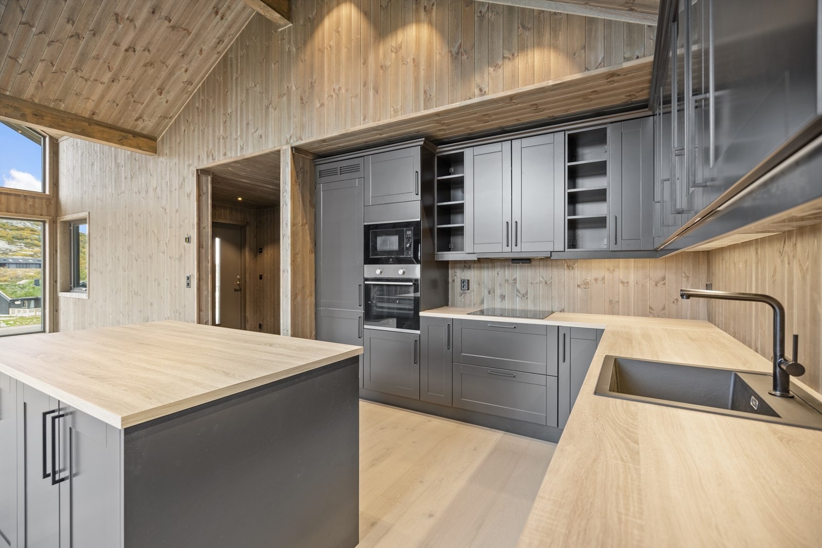 Svært god benkeplass og praktisk kjøkkenøy. Galleribilde