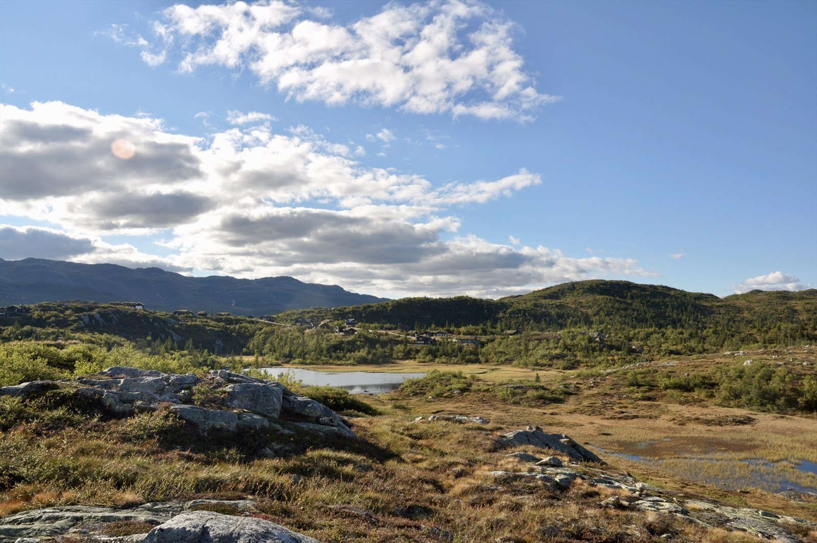 Like ved hytta finner du Eitjern, et av flere gode fiskevann i nærområdet. Galleribilde