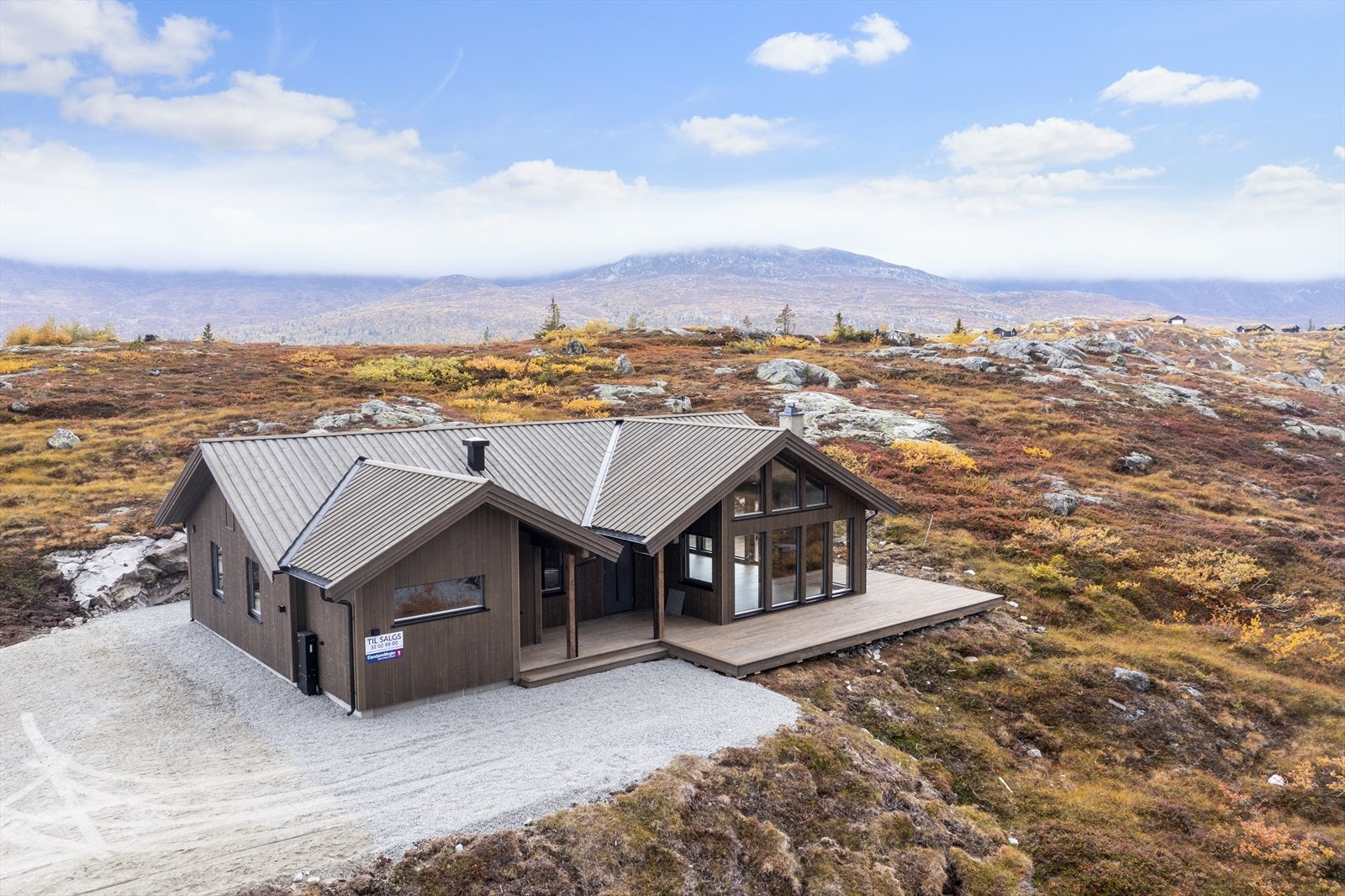 Hytta ligger fint plassert i terrenget. Galleribilde