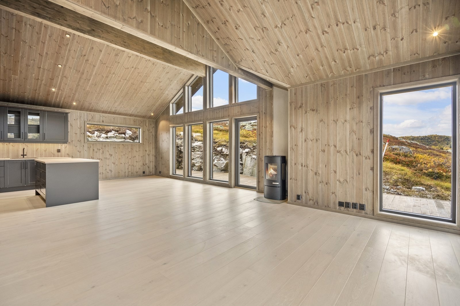 Fra spisestue/kjøkken har man utgang til den store terrassen. Galleribilde