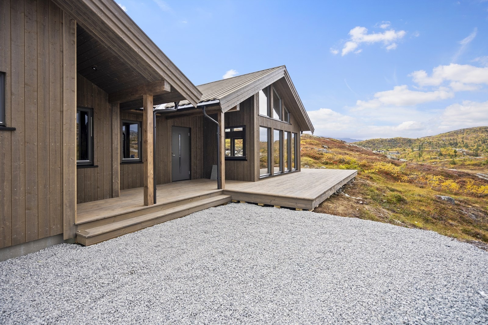 Stor delvis takoverbygget terrasse. Galleribilde