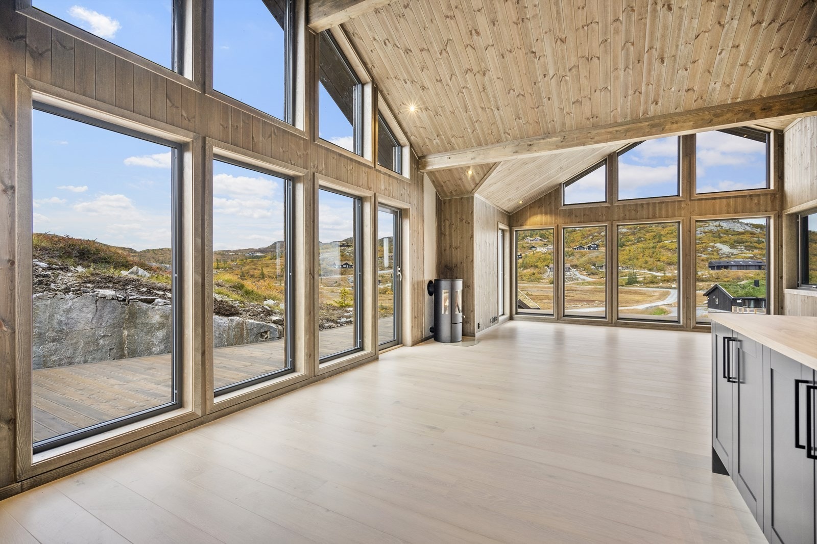 Hytta har en gjennomgående stil med mørke detaljer i bla.
karmer, spotter, kjøkkeninnredning og lysbrytere. Galleribilde