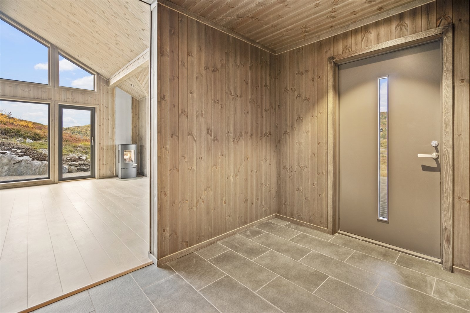 Velkommen inn i den romslige entreen. Her har man plass til garderobeskap. Galleribilde